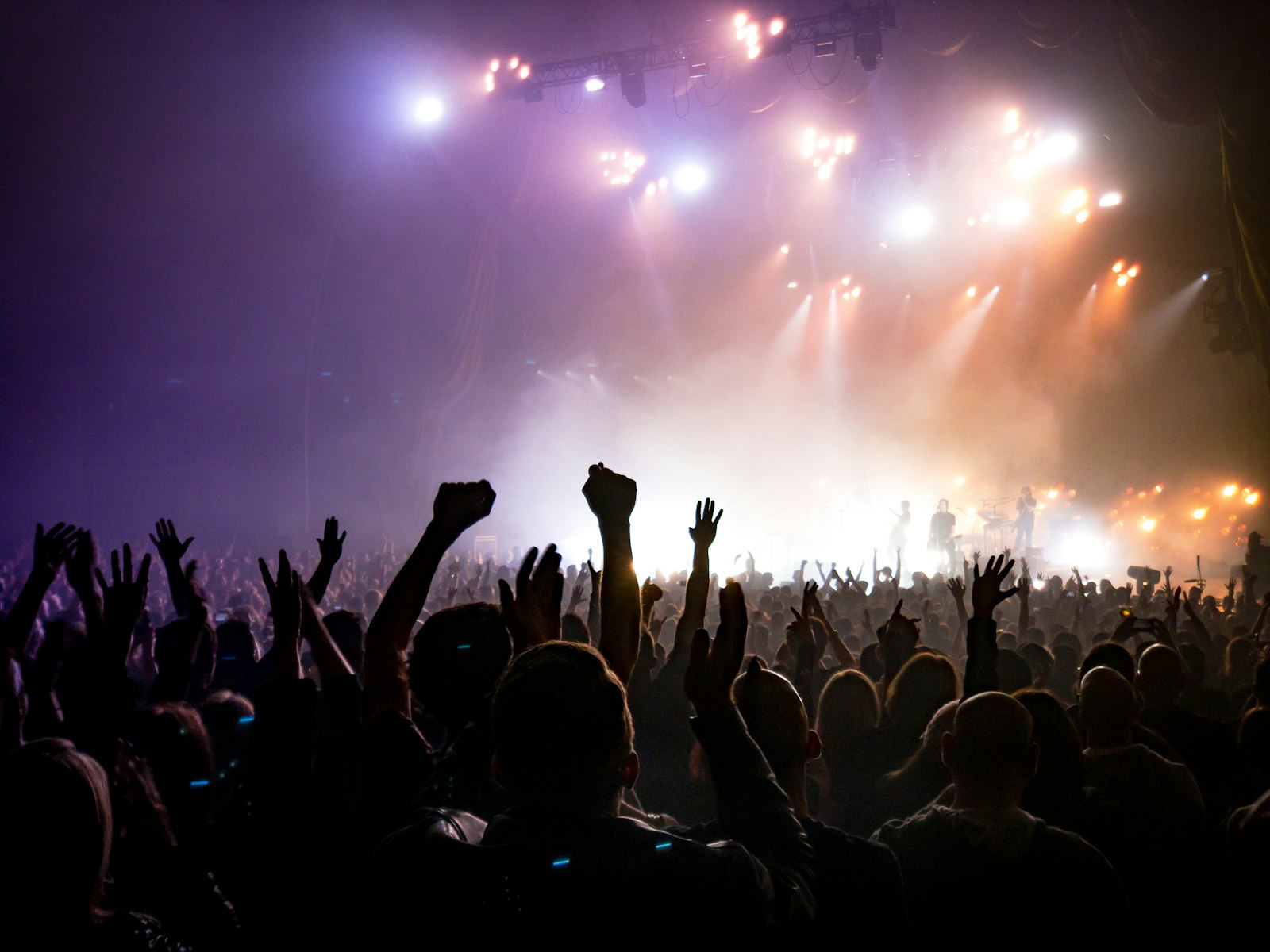 Arena vs Open Air Concerts in Dubai: How Production Changes for Each Venue