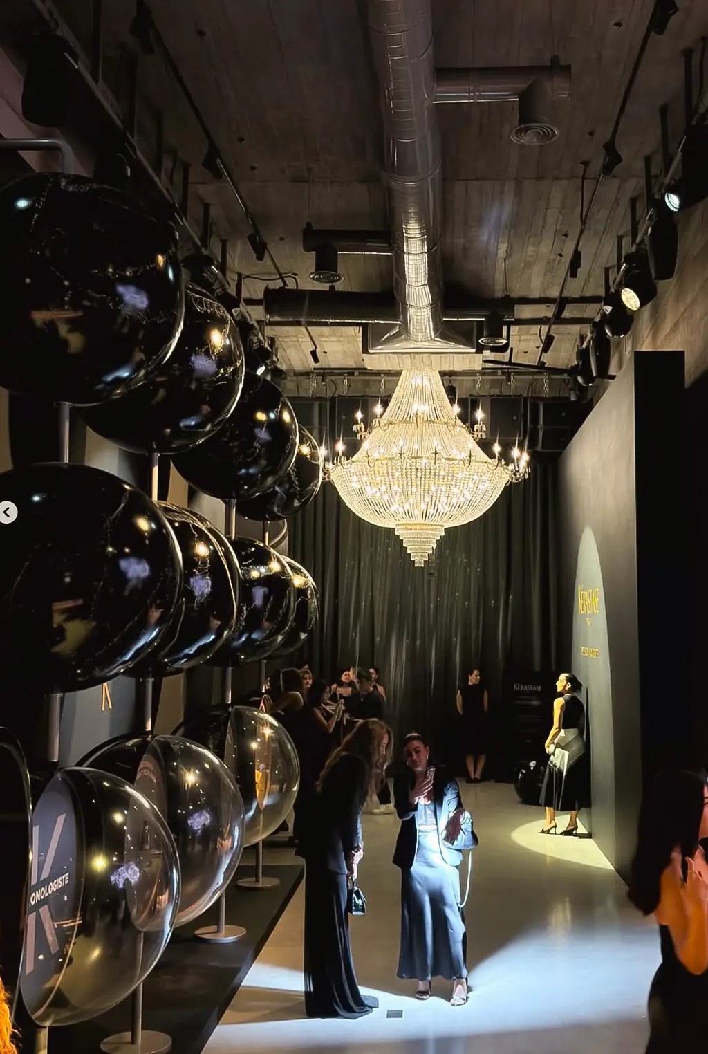 kerastase-beauty-event-chandelier-hallway Kérastase beauty event hallway with chandelier and branded spheres