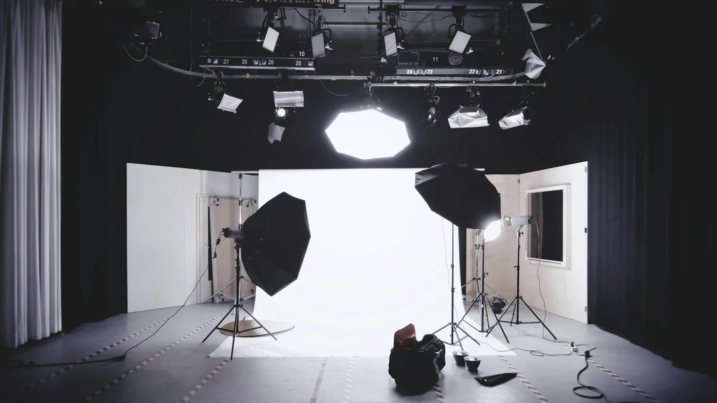 Studio lighting and background setup for fashion photography Studio lighting and background setup for fashion photography