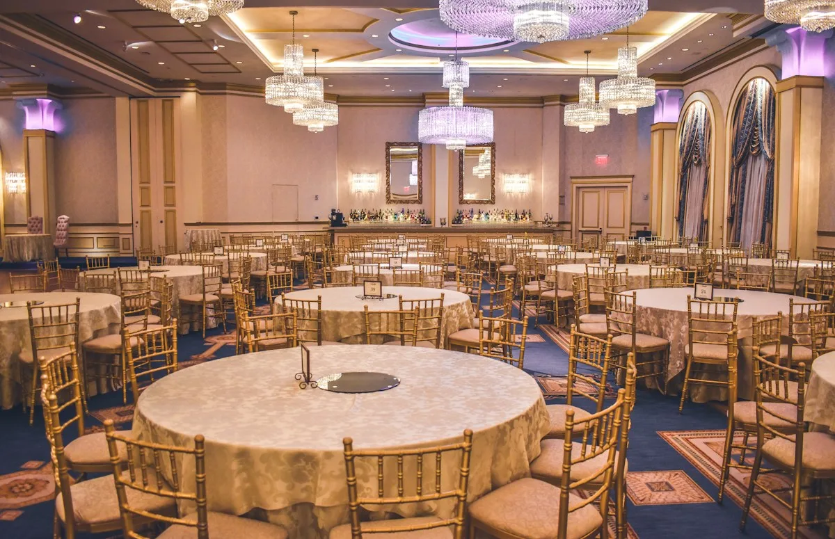 Gala dinner table setting with live background piano music