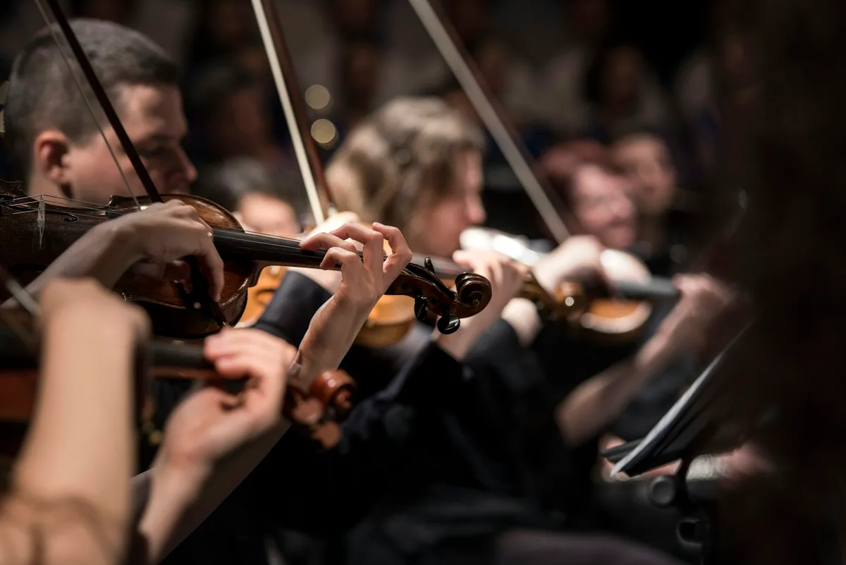 Hire live musicians for an event in Dubai, violinists performing