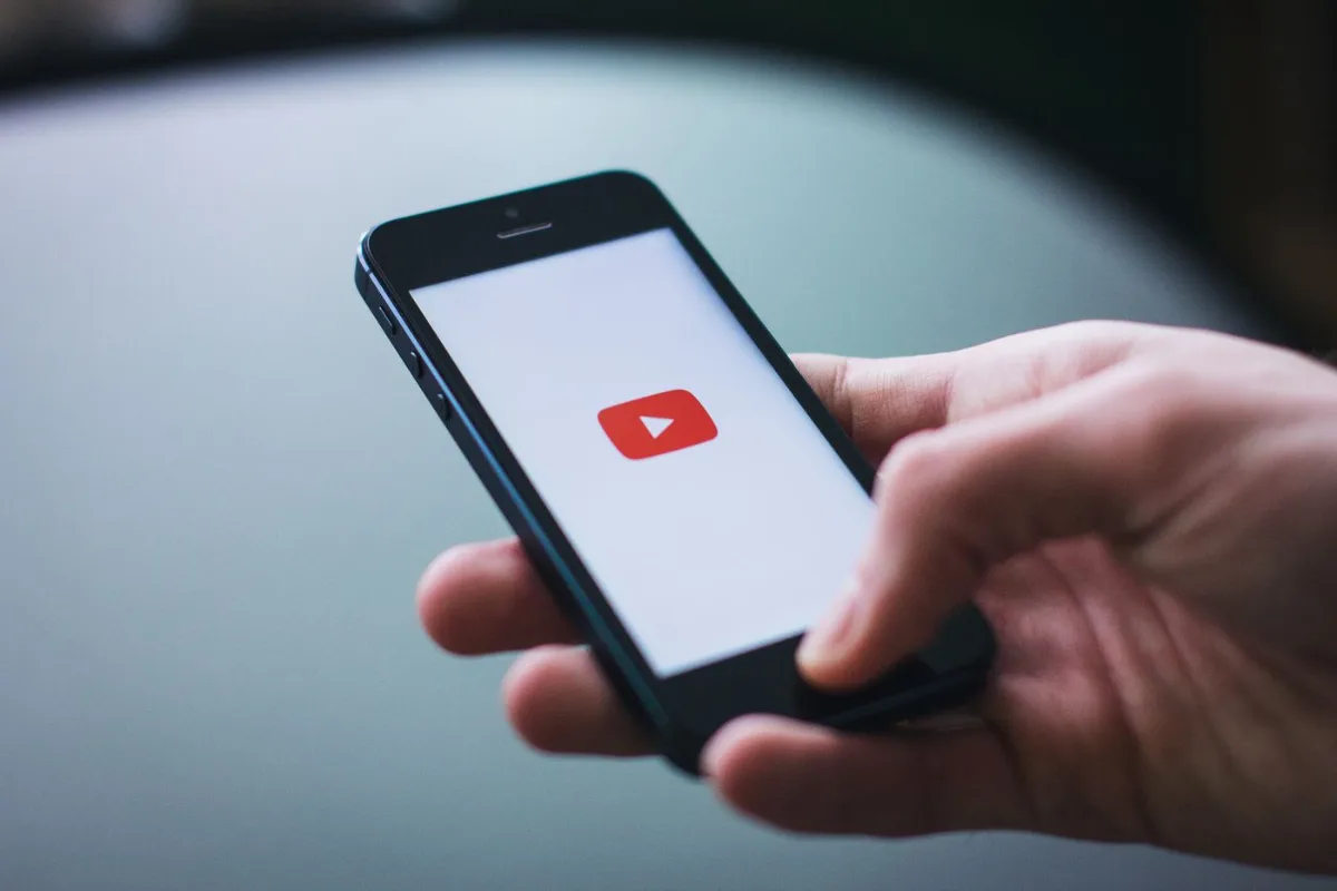 Video advertisement placement viewed on a smartphone